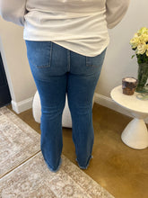 Load image into Gallery viewer, The Sara Jeans - Curvy